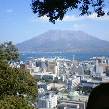 噴煙上げる桜島と市内を一望できるいい眺めです。