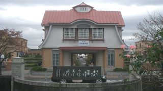 シックなたたずまいの駅。むかしの駅のほうがよかったが。