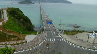 海の中真っ直ぐに架かる橋