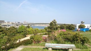 明石海浜公園の小高い丘から見る景色は、３６０度見渡せますが、この北東方向の形式が気にいってます。