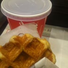 プレーンワッフル+ウーロン茶Mで296円なのだ