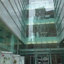 ガラス貼りの外観