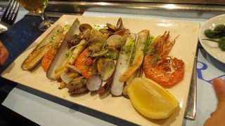 市場にあるバルで食べた魚介類が絶品です