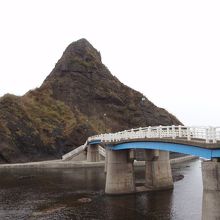 国道側から見た弁天島と橋