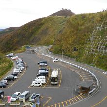 弥彦山スカイラインの山頂駐車場です