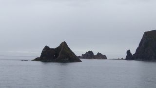 波の浸食で穴が開いた岩