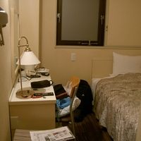 部屋は狭いですが寝るだけなら。