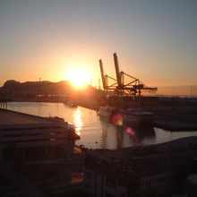 遠くジブラルタル(のはず)から昇る感動的な朝日