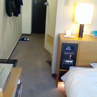 左手前に机・TV・有線LAN・冷蔵庫・空気清浄機等