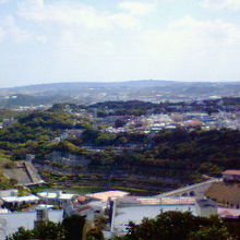 正殿の横にある展望スポットから市内を眺められます。