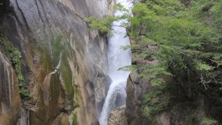 落差30mの日本滝100選に選ばれた滝