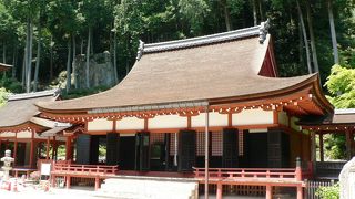 琵琶湖畔長命寺山の山腹に建つ長命寺（ちょうめいじ）