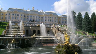 すばらしい宮殿と噴水