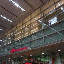 駅構内と直結した入口