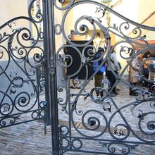 入口の向こうは日本人の団体さんでした