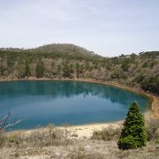 コバルト色の湖面