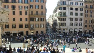 花売りの少年と馬車に注意