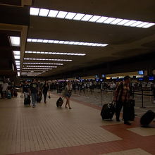 米系航空会社のカウンターが並ぶターミナル内の様子