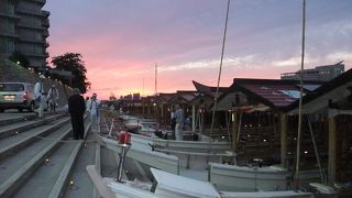 昔ながらの屋形船がずらり