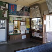 駅舎は国の登録有形文化財。懐かしい田舎の駅の雰囲気が残っています