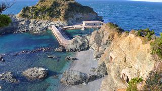 佐田岬灯台の足元で九州側に向かって立つと、右後ろ側の下に見える