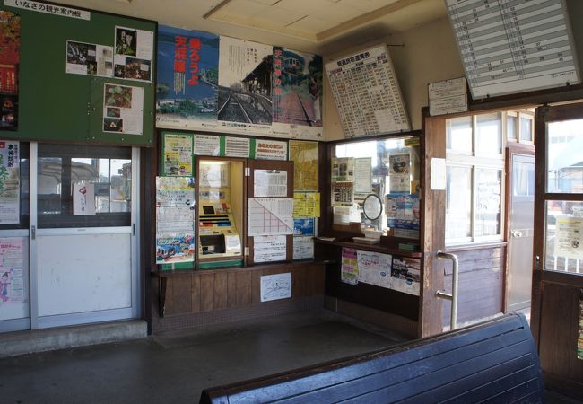 駅舎は国の登録有形文化財。懐かしい田舎の駅の雰囲気が残っています