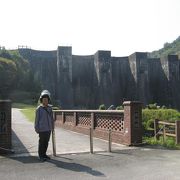 日本最古の石積式アーチダムが見える