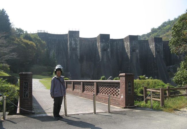 日本最古の石積式アーチダムが見える