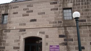 運河公園の端に