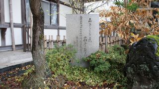 句碑は、神社の入口で、本当にあっけないような場所