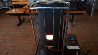 駅構内のストーブで暖まりました