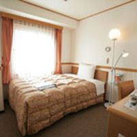 シングルでも写真のようにベッドは比較的広く、快適でした。