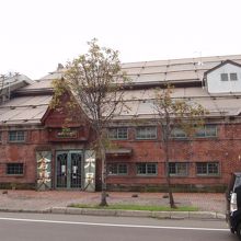 運河とは反対側から見た倉庫