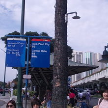 西に向かうバス乗り場はコナ通り側に面しています