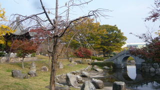 広い敷地。中華風の庭園もあり