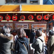 行列のできるたこ焼き店