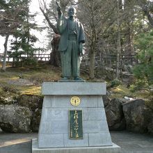 上杉謙信とともに上杉神社の祭神、上杉鷹山像