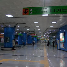 梁山駅構内の様子