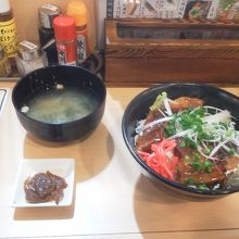 これが、黒豚黒酢角煮丼