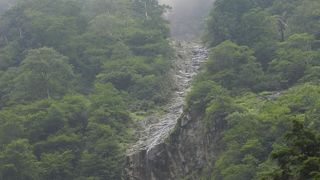 真夏にはやっぱりほとんど水は流れていませんでした 『ハンノキ滝』