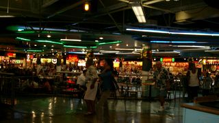 ハワイの熱気あふれるフードコート