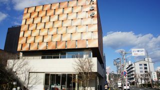 大通り沿いにあるのがたねやの本店