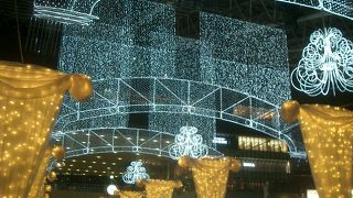 JR大阪駅のコンコースがライトアップされています。