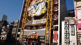 道頓堀のビルの壁面のおもしろ看板