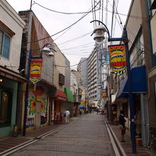 ぱっと見では普通の商店街のようです