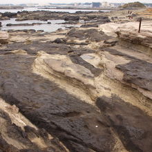 歩きづらい海岸が続きます
