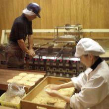 ガラス越しに手作りの行程が見られる。