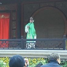 昆曲という地元の伝統芸能的な歌劇。