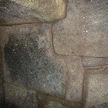 1号墳、Ｌ字型の石材