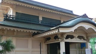 上杉家由来の宝物を見ることができる宝物殿、稽照殿（けいしょうでん）